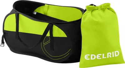 Schwarz-grüne Sporttasche "Spring Bag 30" von Edelrid mit einem kleinen; grünen Beutel.