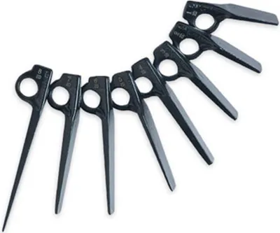 Set von acht schwarzen Lost Arrow Pitons von Black Diamond; geeignet für Kletterwände und Bohrhaken.