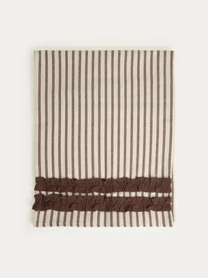 Produktbild von HOMLA DAVIO-Tischläufer aus Baumwolle mit braunen Streifen und Rüschen, 40 x 160 cm