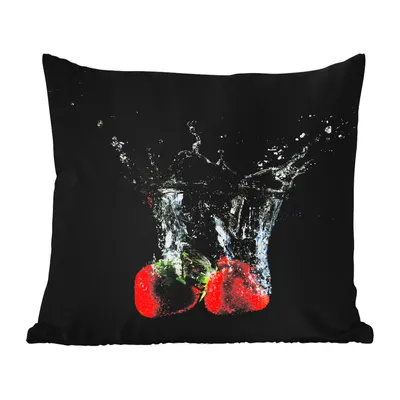 Produktbild von MuchoWow® Outdoor Kissen - Erdbeeren - Obst - Wasser - Schwarz - Rot - 50x50 cm - Wetterfest - Lounge Kissen - Komfortabel - Kissen mit Bild