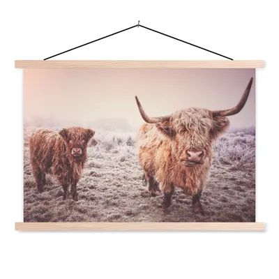 Produktbild von MuchoWow® Textilposter Schottische Hochlandbewohner - Licht - Himmel - Natur 150x100 cm mit holzfarbenen Rahmen - Posters