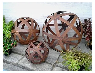 Produktbild von Kugel 40 cm aus Metall mit Edelrost und Streifenband