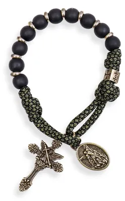 Imagen del producto de Pulsera Rosenkranz, bronce antiguo, cuentas negras mate, cuerda paracord verde, hecha a mano para llevar ContiGo!
