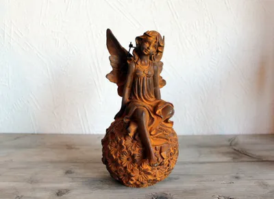 Produktbild von Gartenfigur Elfe auf Blütenkugel