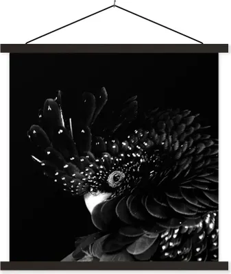 Produktbild von MuchoWow® Textilposter Porträt eines Kakadus mit Krötenfedern - schwarz und weiß 120x120 cm mit schwarzem Rahmen - Aufhängungsset