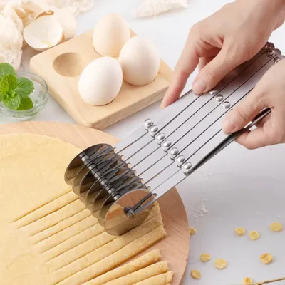 Produktbild von Meerronde Pizzasnijder aus rostfreiem Stahl - Teigschneider Roller für Gebäck und Kuchen - Backhelfer (7 Räder) Pizzaschneider
