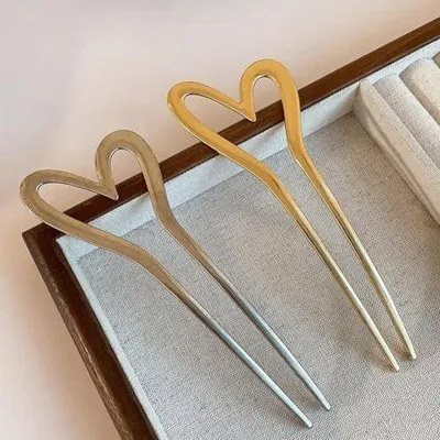 Produktbild von 2 goldfarbene U-förmige und herzförmige französische Haarnadeln als Haar-Accessoire für Damen und Mädchen