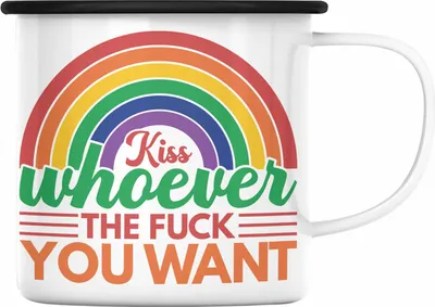 Produktbild von Trendation - LGBT Emaille Tasse Geschenk für Schwule Lesben Transgender Sounds Gay Im In Regenbogen Lustige Grafik Regenbogen Kiss Whoever You Want (Schwarz)