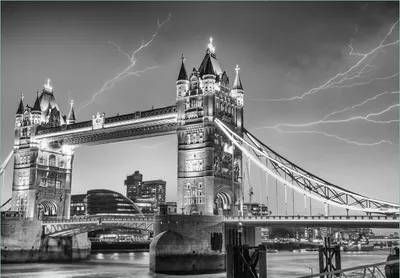 Produktbild von Wallario Fototapete Vliestapete, seidenmatte Oberfläche, einfache Verarbeitung, Größe 300 x 210 cm, Motiv Tower Bridge bei Gewitter in schwarz-weiß