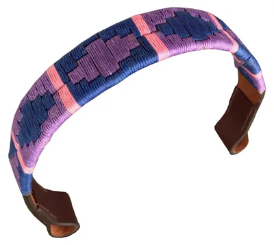 Immagine prodotto di Carlos Diaz, designer. Vera pelle, rifinita con cera, ricamata. Modello "Gaucho", polo, cavallo, guinzaglio