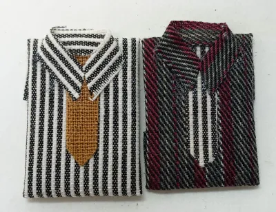 Produktbild von 2 St. Gefaltete Miniatur Hemden aus Stoff, für 1:12 Puppenstuben. 2,2x3,3 cm.