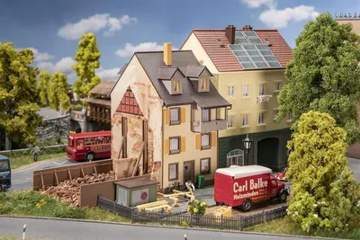 Immagine prodotto di Faller 130692 H0 Antica casa di città con recinto in legno epoca III