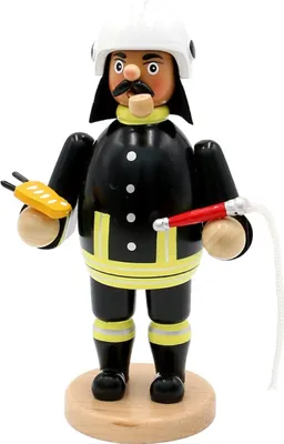 Räuchermännchen Feuerwehrmann trägt schwarze Uniform mit gelben Reflexstreifen, einen weißen Helm.