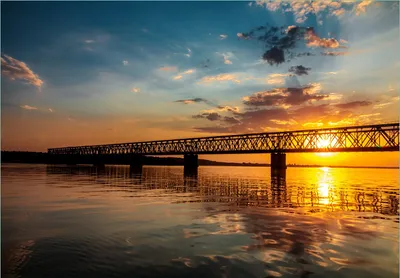 Produktbild von Wallario Fototapete Vliestapete, seidenmatte Oberfläche, einfache Verarbeitung, Größe 300 x 210 cm, Motiv Brücke bei Sonnenuntergang