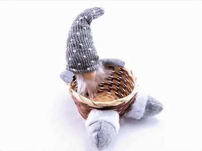 Zdjęcie produktu dla figurka skrzat z koszykiem śr. 27x13 cm