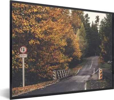 Produktbild von MuchoWow® Gerahmtes Poster Bäume - Straße - Herbst 80x60 cm - Poster mit Schwarzem Bilderrahmen Wandposter Rahmen Foto Bilder - Schwarzem - Mit Gestell