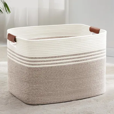 Image de Panier à linge tressé, grande capacité (100 litres), pour le rangement. Fabriqué en corde de coton, avec des poignées en cuir. Couleur : blanc et marron. Dimensions : 60 x 40 x 40 cm
