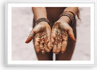 Produktbild von Gerahmtes Poster - Weißer Rahmen - Hände Strand Gold - 70x50 cm - Wand Bild - Wanddeko - Wandbilder - Kunstposter - Wandposter - Bilderrahmen - Bilder - Kunstdruck - Wanddekoration - P2WAA70x50-5055