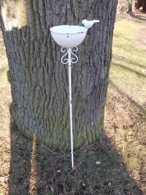 Produktbild von Vogeltränke auf Stab Futterstelle Gartenstab Gartenstecker Eisen weiß shabby 110