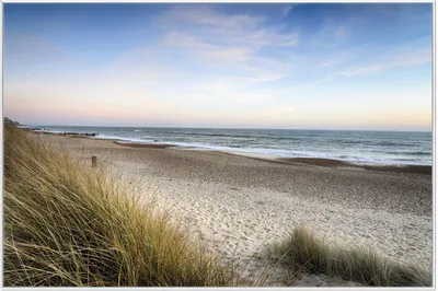Produktbild von Wallario Wandbild Strandspaziergang im Urlaub an der Ostsee, Größe: 61 x 91,50 cm, Poster mit weißem Aluminiumrahmen