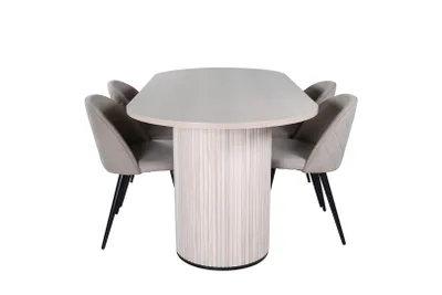 Image de BiancaWW ensemble table, table chêne plaqué blanc washed et 4 Velvet Stitches chaises beige.