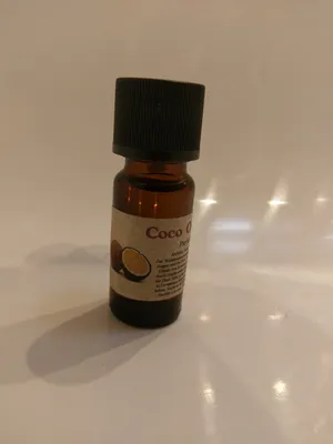 Kleine braune Flasche mit einem schwarzen Verschluss. Auf dem Etikett steht "Coco Orange".
