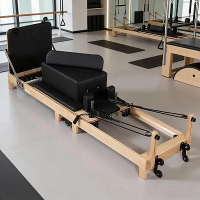 Image de Reformer Pilates - Plateau pliable - Résistance réglable - Capacité de charge : 250 kg - CuirPolyuréthaneet bois d'érable - Poids : 89 kg - Noir