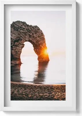 Produktbild von Felsen am Meer, Strand und Sonne– Wandbild mit Rahmen – Gerahmtes Bild  – Wanddekoration – 40x60 cm – Weiß