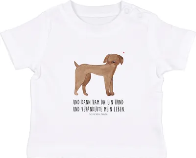 Produktbild von Mr. & Mrs. Panda Babyshirt Hund Dogge 6. - 12. Monat - Weiß - Geschenk,  T-Shirt, Baby Baumwollshirt, Shirt, Öko, Organic, Deutsche, Sprüche, Süß, Herz