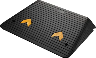 Produktbild von Wiltec Schwellenrampe bis 50 t, Rampe aus robustem Gummi 902 x 620 x 102 mm, gelbe Reflexionsbänder und Schraubrillen, Auffahrrampe für Pkw, Motorrad, Rollstuhl oder Lkw