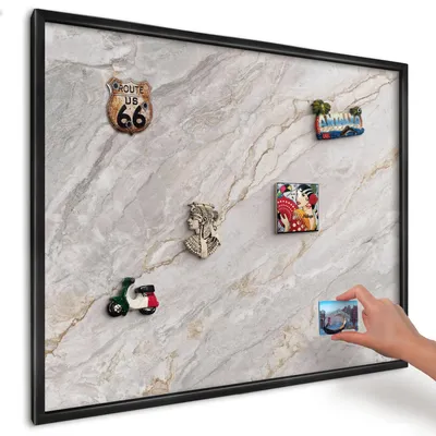 Produktbild von Magnettafel 80x60 cm mit schwarzem Rahmen - Magnetische Metalltafel, Magnetpinnwand zur Wandmontage für Wohnzimmer, Küche, Flur, Kinderzimmer und Büro - Marmor-Eleganz