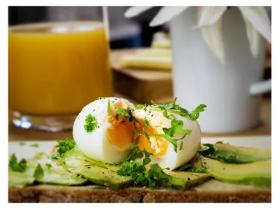 Produktbild von PiepEi New York - Singende Eieruhr zum Mitkochen - Eierkocher für 3 Härtegrade - Geschenk mit Freiheitsstatue - Lustiges Kochei - Musik Eggtimer