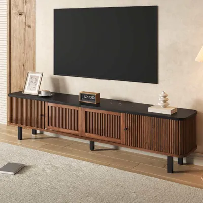 Obrázek produktu pro Moderní nízká TV skříňka s posuvnými dvířky a mřížkovým designem – jedinečný styl pro váš obývací pokoj, rozměry: 190 x 35 x 45 cm, ořech
