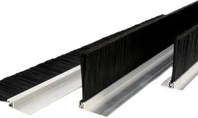 Productafbeelding van Onderdorpel Borstelstrip - Tochtstrip Deur - Tochtwerend Maken - Aluminiumlegering Frame - 100 cm - Zilverkleurig