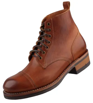 Auf dem Bild ist ein brauner Stiefel abgebildet der von der linken Seite zu sehen ist. Die Lederstruktur und die Schnürung sind gut erkennbar und verleihen dem Stiefel ein elegantes Aussehen.