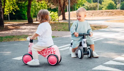 Obrázok produktu pre Lionelo SAMMY bežecké koleso Priemer kolesa 15 cm Šírka predného rozchodu 18,5 cm Zadný rozchod 15 cm Palcové, svietiace rukoväte riadidiel Ružová