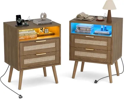 Imagen del producto de Juego de dos mesitas de noche, fabricadas con ratán natural y patas de madera maciza, color marrón