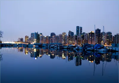Produktbild von Wallario Fototapete Vliestapete, seidenmatte Oberfläche, einfache Verarbeitung, Größe 200 x 140 cm, Motiv Skyline von Vancouver