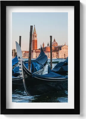 Produktbild von Venezianische Gondeln auf dem Wasser, Italien– Wandbild mit Rahmen – Gerahmtes Bild  – Wanddekoration – 20x30 cm – Schwarz