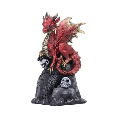 Roter Drachen, der auf einem Felsen thront der mit Totenköpfen und Runen verziert ist.