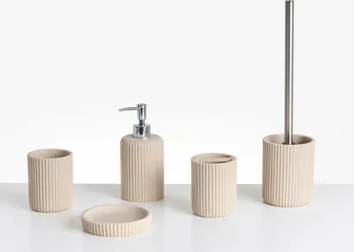 Produktbild von BELIANI Badezimmer Set 5-Teilig Hellbeige Kunstharz Rillenoptik Modern Seifenschale Seifenspender Zahnbürstenhalter Toilettenbürste Becher Bad-Zubehör