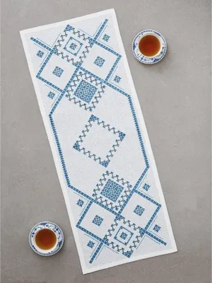 Produktbild von Permin Hardanger Tischläufer Stickpackung "Hardanger blau", Zählmuster, 41x106cm, 75-1851