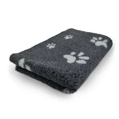 Produktbild von Vetbed Anthrazit mit grauen Fußabdruckpfoten – Rutschfeste Hundematte, Welpenteppich – Hundeteppich, Bankteppich, Bankmatte, Tiermatte – für Wurfkiste