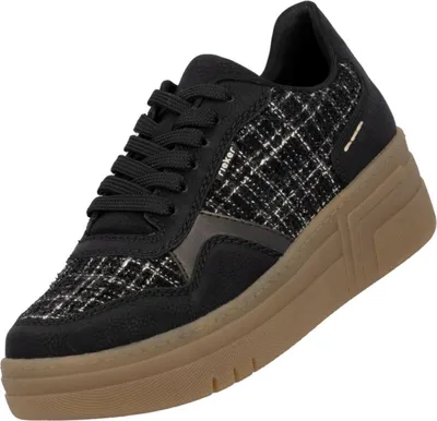 Auf dem Bild ist ein schwarzer Freizeitschuh aus einer seitlichen Perspektive zu sehen. Der Schuh hat ein modernes Design mit einer auffälligen Sohle und einem strukturierten Obermaterial.