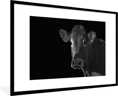 Produktbild von MuchoWow® Gerahmtes Poster Kuh - Tiere - Schwarz - Weiß - Porträt 90x60 cm - Poster mit Schwarzem Bilderrahmen Wandposter Rahmen Foto Bilder - Wanddekoration - Fotos