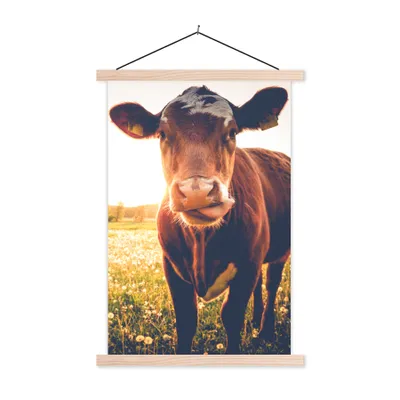 Produktbild von MuchoWow® Textilposter Kuh - Sonnenuntergang - Blumen - Gras - Tiere 60x90 cm mit holzfarbenen Rahmen - Textil