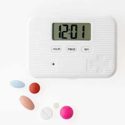 Produktbild von Pillendose mit 5 Ton- und/oder Vibrationsalarmen und 6 Medikamentenfächern. Pillendose Weiß/Grau