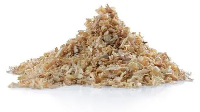 Image de Ingrédients spéciaux : Copeaux de bois de chêne pour fumage, 100 g. Ils offrent une saveur de fumée intense, idéale pour le bœuf et les viandes sauvages, et sont adaptés à l'utilisation avec un fumisateur