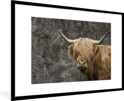 Produktbild von MuchoWow® Gerahmtes Poster Schottische Highlander - Weltkarte - Kuh 90x60 cm - Poster mit Schwarzem Bilderrahmen Wandposter Rahmen Foto Bilder - Wanddekoration - Fotos