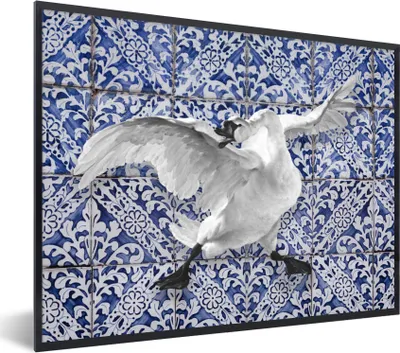 Produktbild von MuchoWow® Gerahmtes Poster Schwan - Kunst - Delfter Blau - Malerei - Alte Meister 80x60 cm - Poster mit Schwarzem Bilderrahmen Wandposter Rahmen Foto Bilder - Schwarzem - Mit Gestell